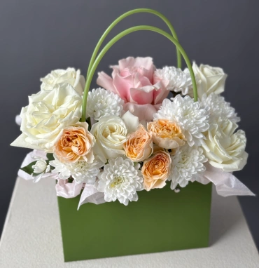 Сумочка с пионовидными кустовыми розами