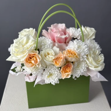 Сумочка с пионовидными кустовыми розами