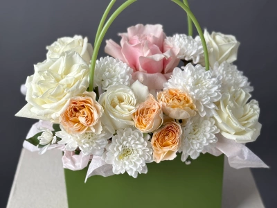 Сумочка с пионовидными кустовыми розами