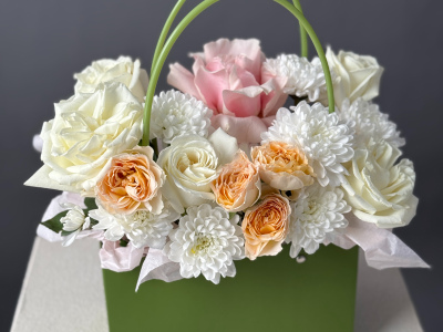 Сумочка с пионовидными кустовыми розами