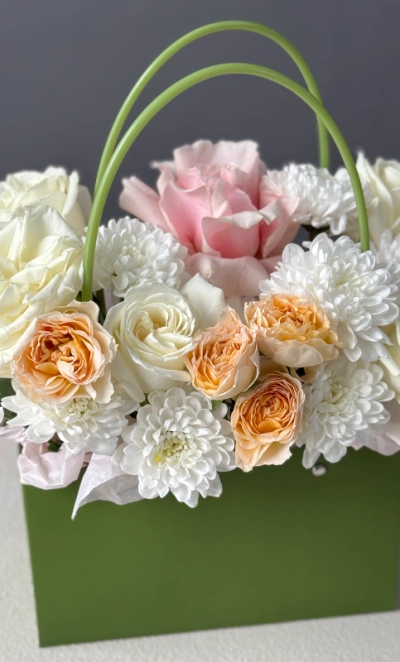 Сумочка с пионовидными кустовыми розами