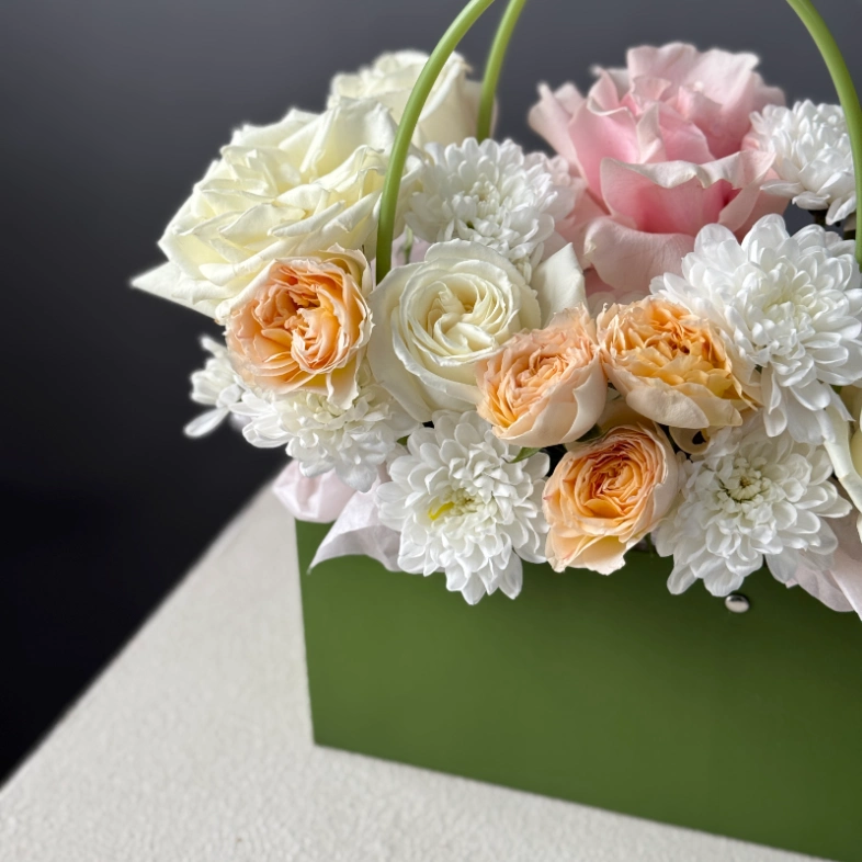 Сумочка с пионовидными кустовыми розами