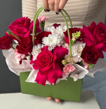 Сумочка с французскими розами сорта Гоча