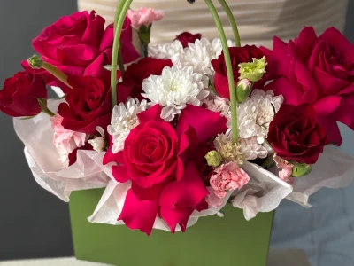 Сумочка с французскими розами сорта Гоча