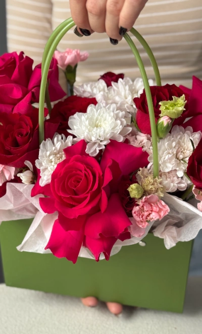 Сумочка с французскими розами сорта Гоча