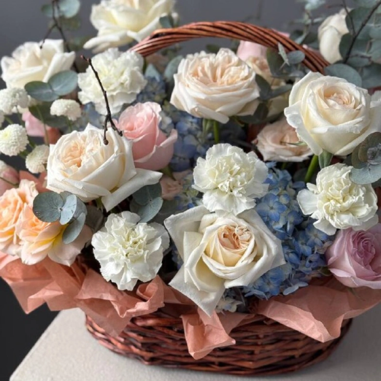 Корзина с пионовидными розами