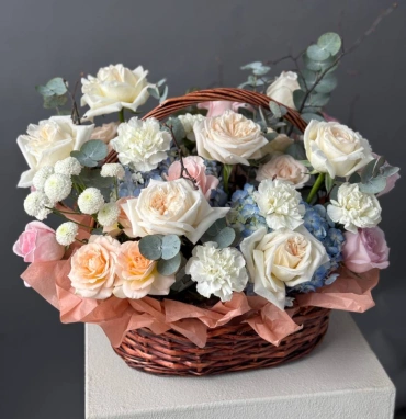 Корзина с пионовидными розами