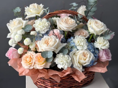 Корзина с пионовидными розами