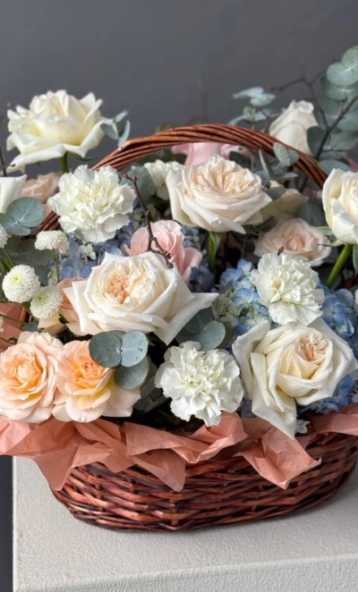 Корзина с пионовидными розами