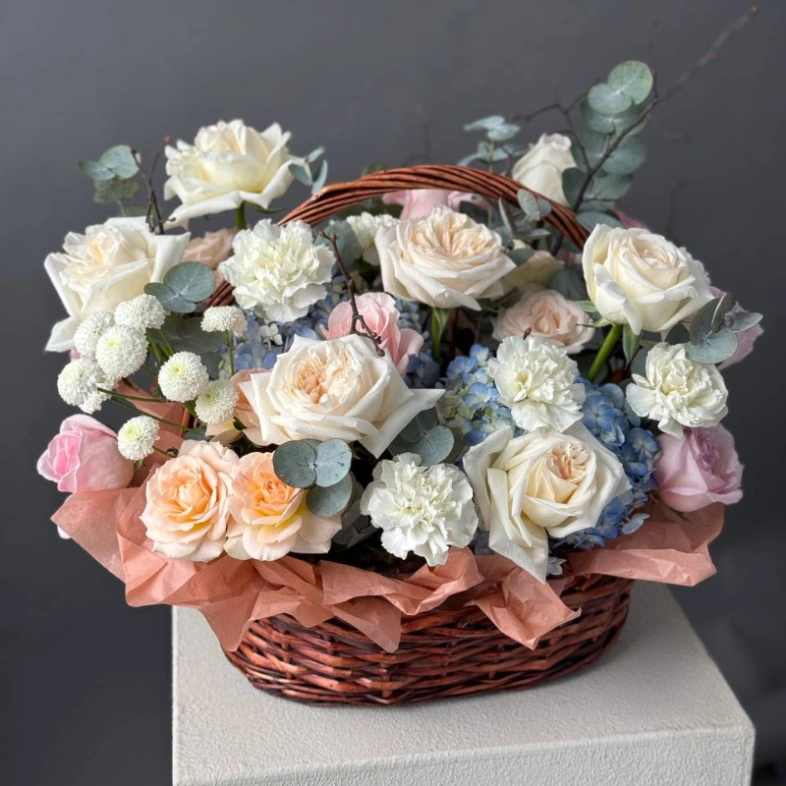 Корзина с пионовидными розами