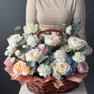 Корзина с пионовидными розами 1