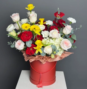 Яркая композиция в коробке