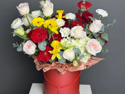 Яркая композиция в коробке