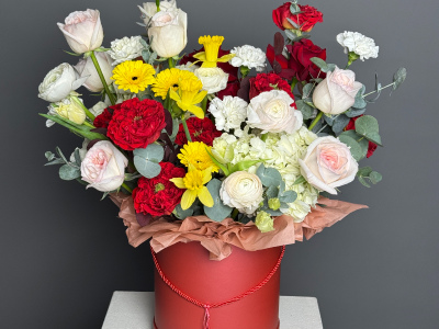 Яркая композиция в коробке