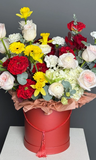 Яркая композиция в коробке