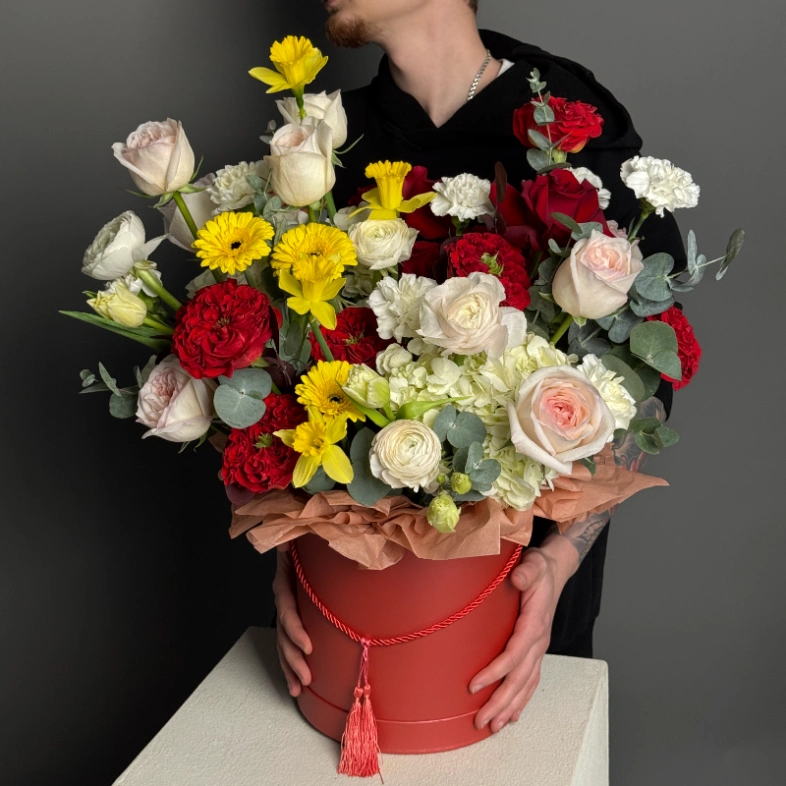 Яркая композиция в коробке