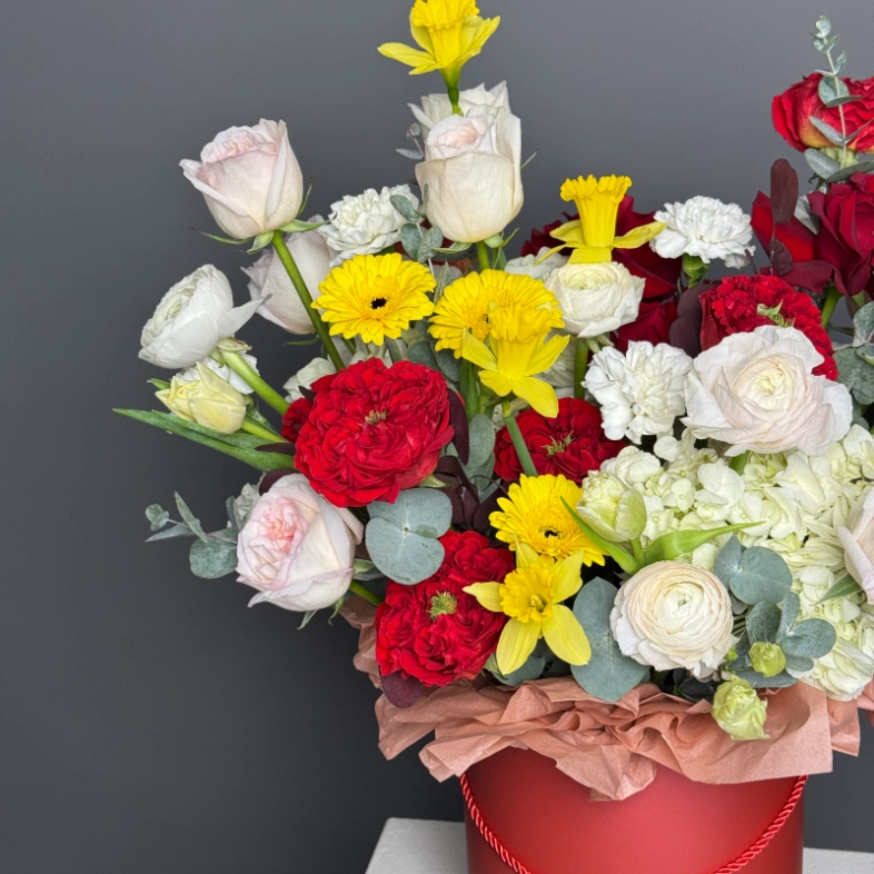 Яркая композиция в коробке