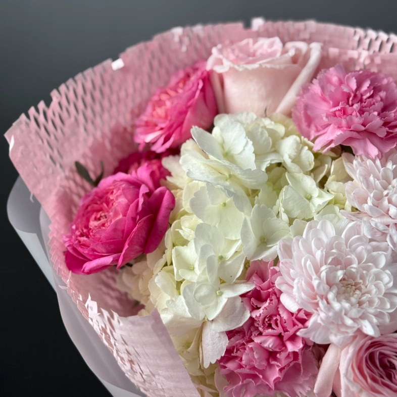 Сборный букет &laquo;Розовое очарование&raquo; с гортензией и розами