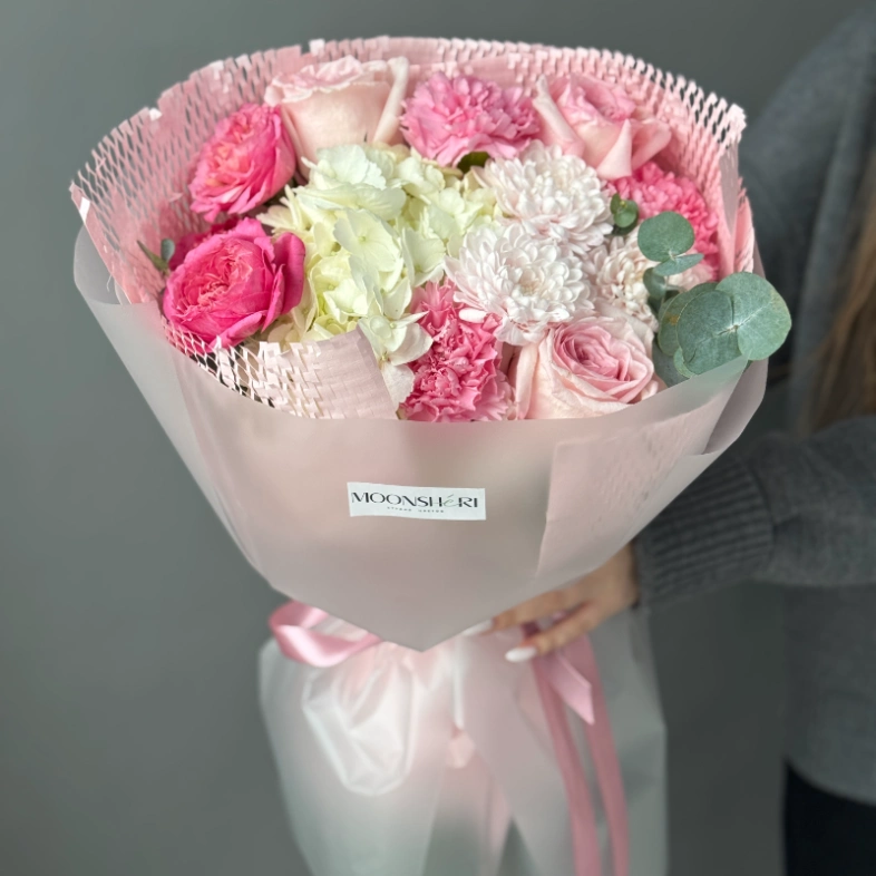 Сборный букет &laquo;Розовое очарование&raquo; с гортензией и розами