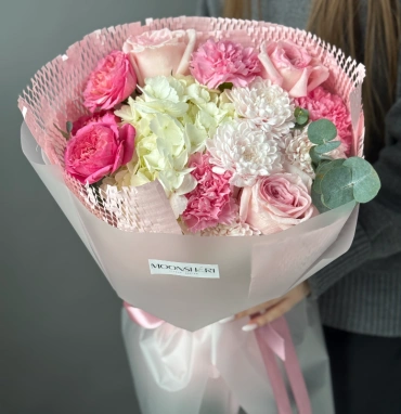 Сборный букет «Розовое очарование» с гортензией и розами