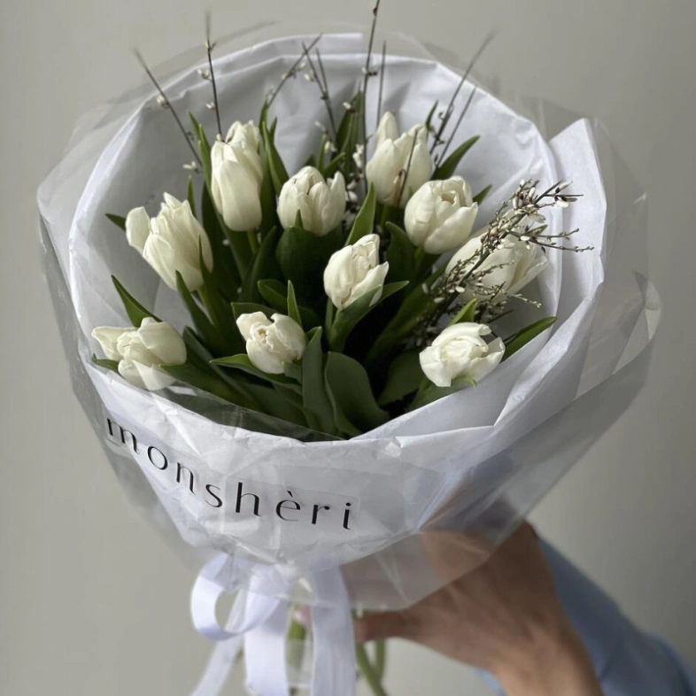 Тюльпаны белые и Джениста