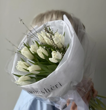 Тюльпаны белые и Джениста