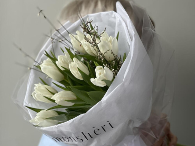 Тюльпаны белые и Джениста