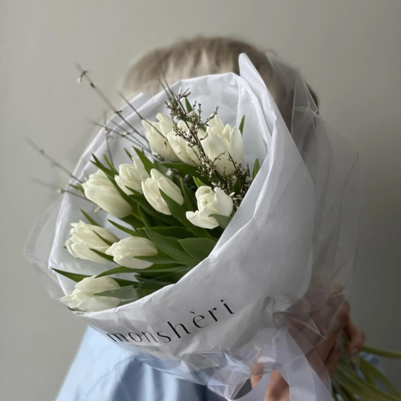 Тюльпаны белые и Джениста