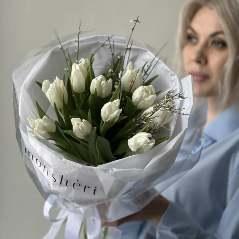 Тюльпаны белые и Джениста