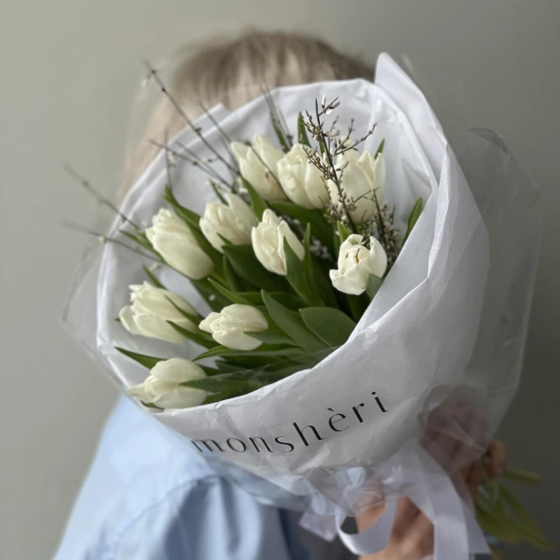 Тюльпаны белые и Джениста