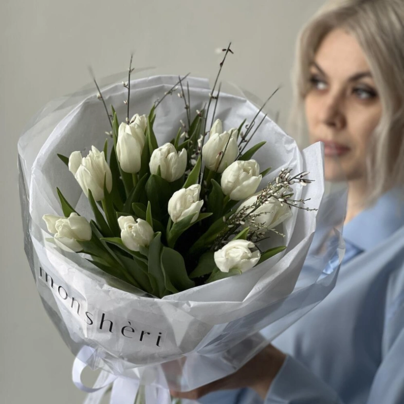 Тюльпаны белые и Джениста