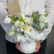 Весенняя композиция с тюльпанами и эустомой 0