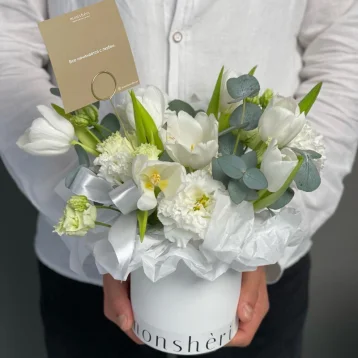 Весенняя композиция с тюльпанами и эустомой