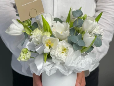 Весенняя композиция с тюльпанами и эустомой