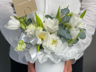 Весенняя композиция с тюльпанами и эустомой