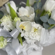 Весенняя композиция с тюльпанами и эустомой 4