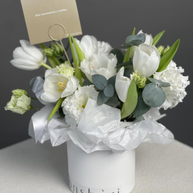 Весенняя композиция с тюльпанами и эустомой