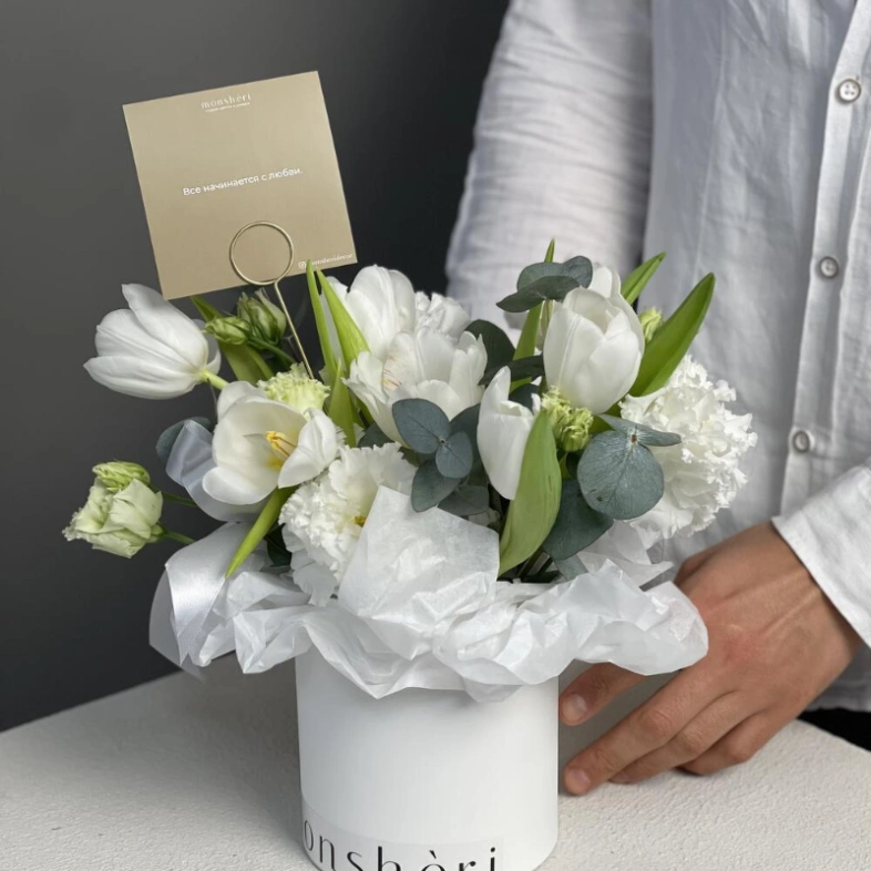 Весенняя композиция с тюльпанами и эустомой