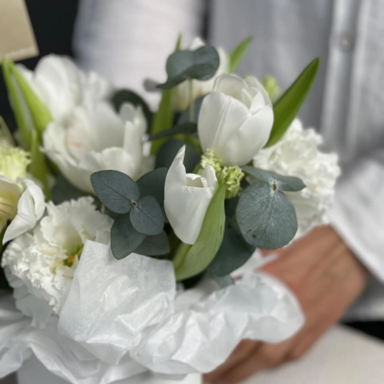 Весенняя композиция с тюльпанами и эустомой