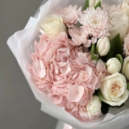 Весенний букет с тюльпанами, гортензией и премиальной эквадорской розой 4