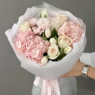 Весенний букет с тюльпанами, гортензией и премиальной эквадорской розой 2