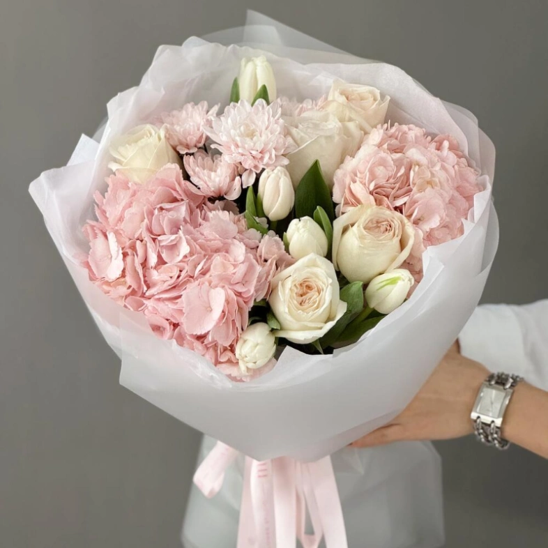 Весенний букет с тюльпанами, гортензией и премиальной эквадорской розой