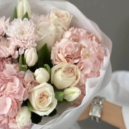 Весенний букет с тюльпанами, гортензией и премиальной эквадорской розой 3