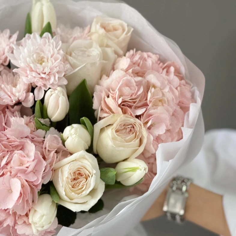 Весенний букет с тюльпанами, гортензией и премиальной эквадорской розой