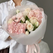 Весенний букет с тюльпанами, гортензией и премиальной эквадорской розой 1