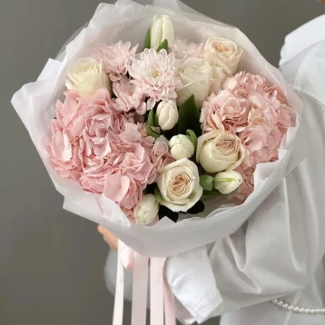 Весенний букет с тюльпанами, гортензией и премиальной эквадорской розой