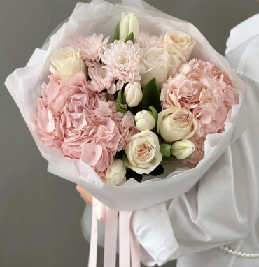 Весенний букет с тюльпанами, гортензией и премиальной эквадорской розой