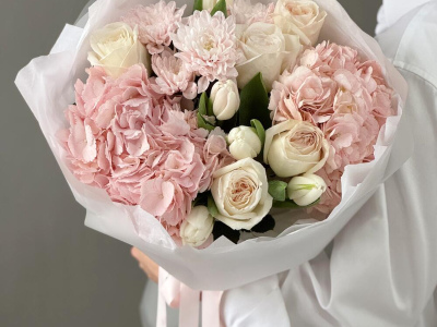 Весенний букет с тюльпанами, гортензией и премиальной эквадорской розой