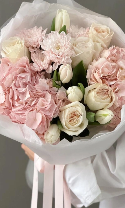 Весенний букет с тюльпанами, гортензией и премиальной эквадорской розой