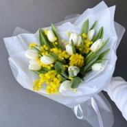 Ароматный букет с мимозами и тюльпанами 0